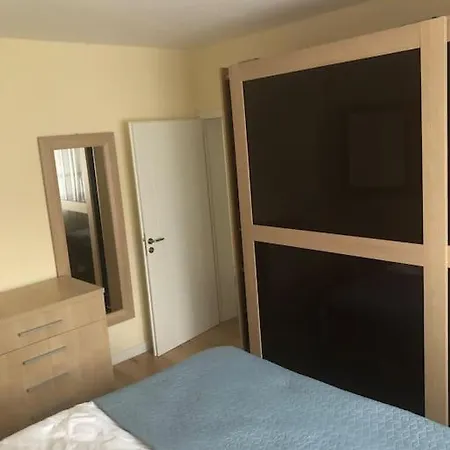 Itan's Lovely Two Bedroom Flat In Center Of * Tiran