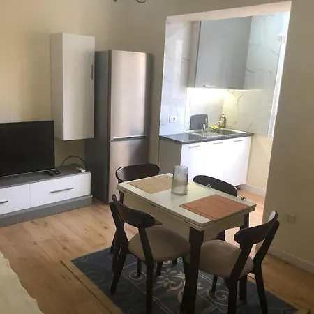 Itan's Lovely Two Bedroom Flat In Center Of Daire