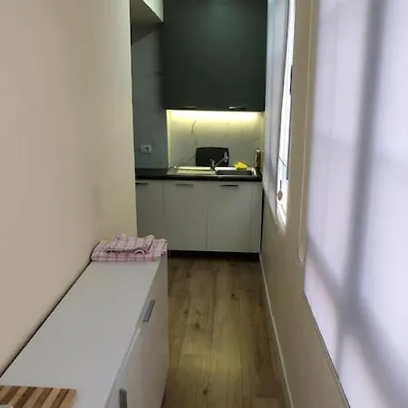 Daire Itan's Lovely Two Bedroom Flat In Center Of