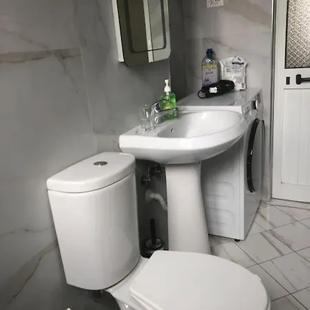 Daire Itan's Lovely Two Bedroom Flat In Center Of *