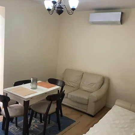 Daire Itan's Lovely Two Bedroom Flat In Center Of *